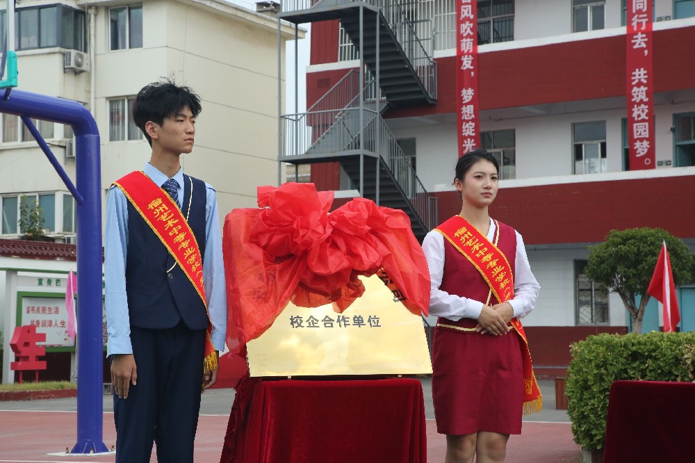 云南机场集团与我校企合作揭牌仪式